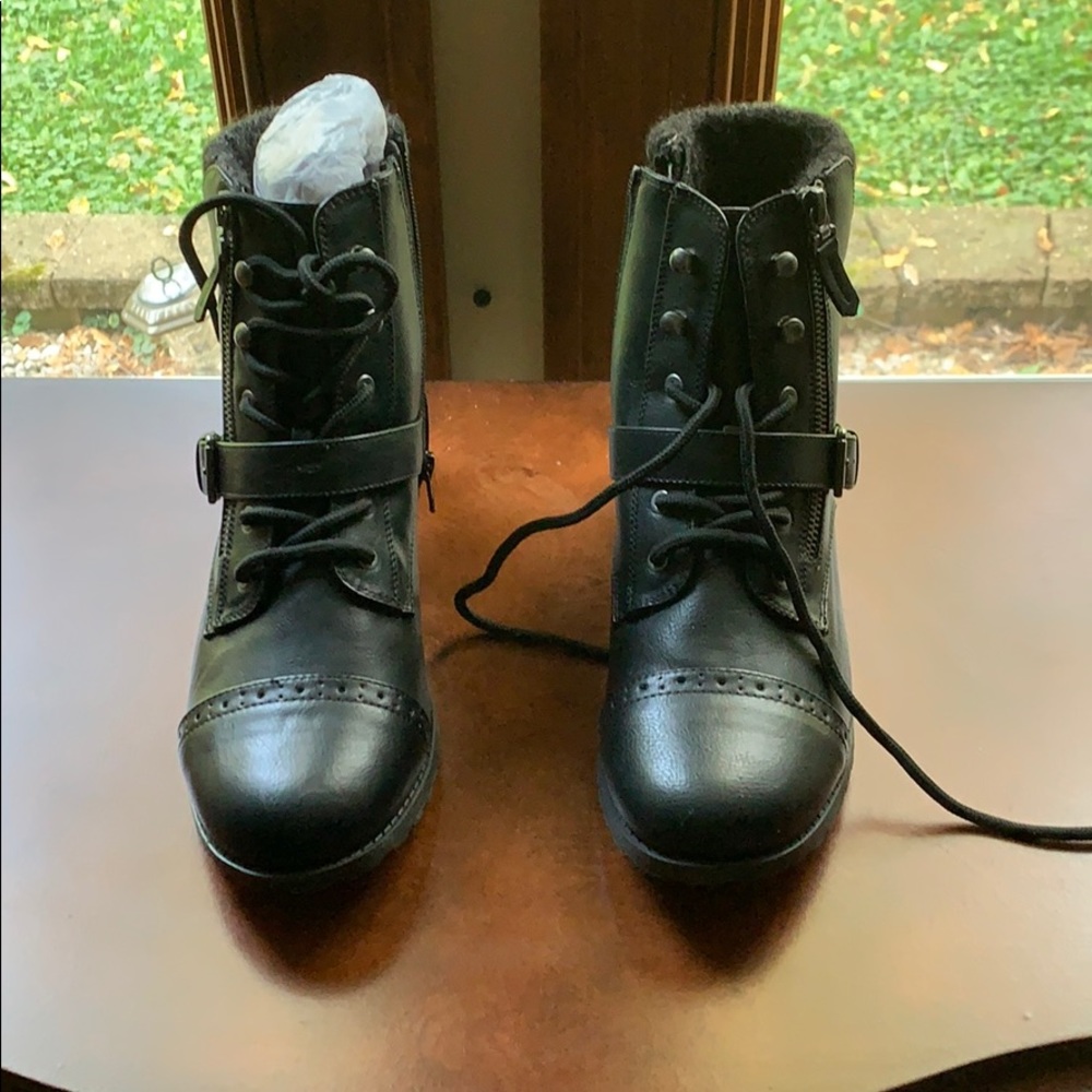 So Black boot size 9.5